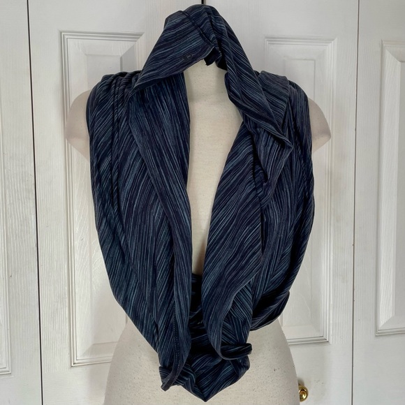 Champion Black and Gray Striped Fabric Infinity Scarf Shawl - Picture 2 of 6